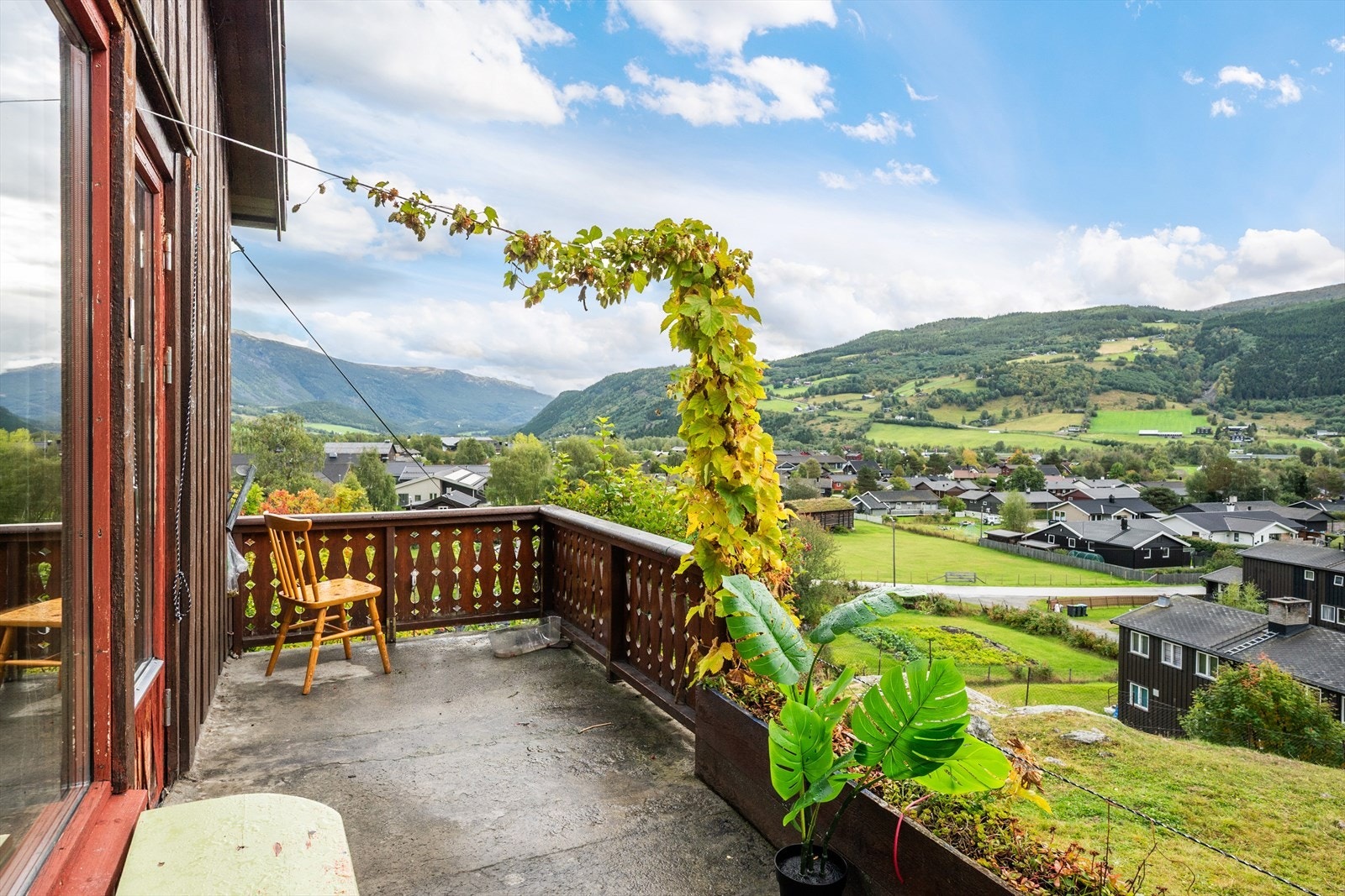 Terrassen utenfor stua er ca 8 kvm. Galleribilde