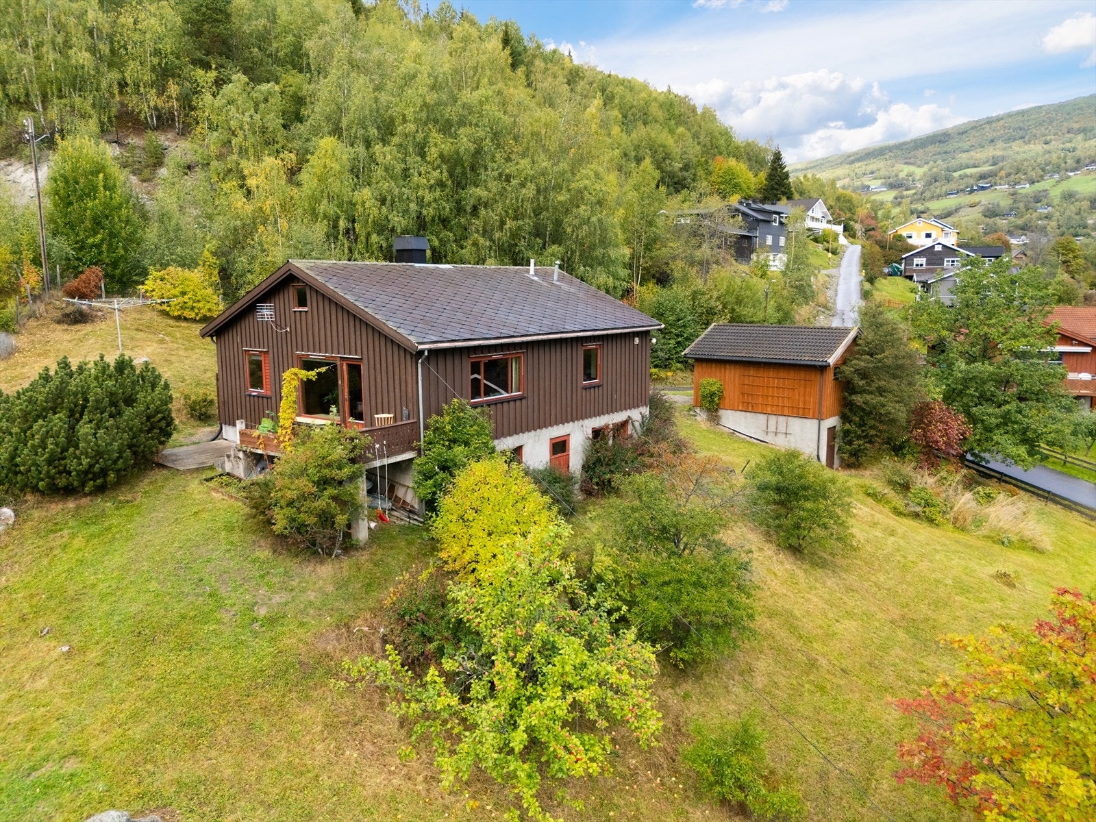 Eiendommen fra 1958 består av bolig og garasje. Galleribilde