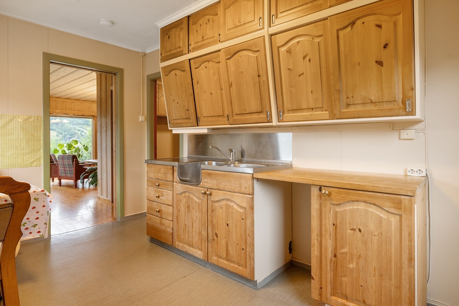 Det er plass til frittstående hvitevarer. Galleribilde