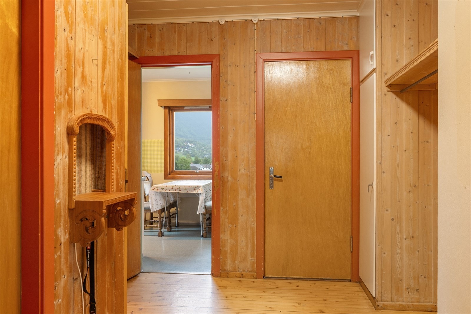 Det er i hovedsak panelte overflater og tregulv. Galleribilde