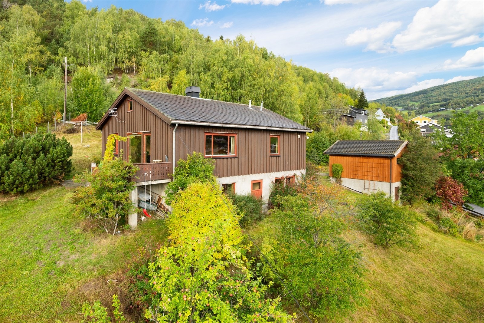 Tomten er opparbeidet med grøntarealer og prydbusker. Galleribilde