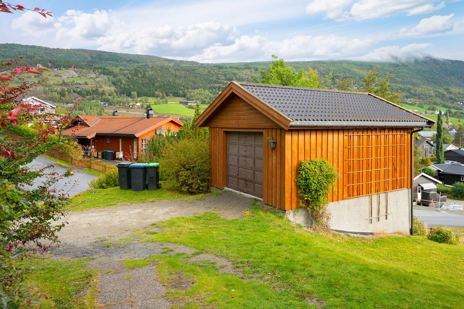 Parkering i garasje - garasjen fra 1995 går over to plan og har innlagt strøm. Galleribilde
