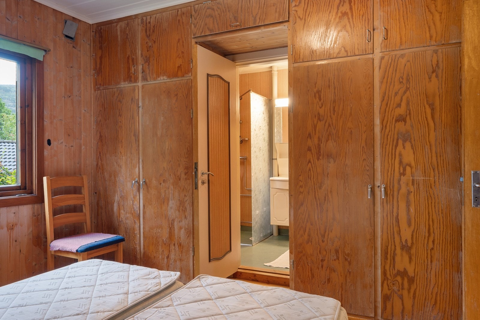 Soverommet har plassbygde garderobeskap og direkte adkomst til badet. Galleribilde