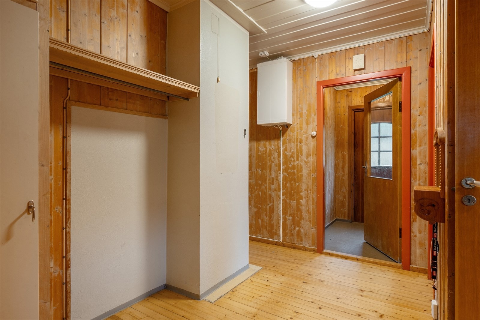 Gangen har løsning med oppheng og oppbevaringsplass for yttertøy og sko. Galleribilde