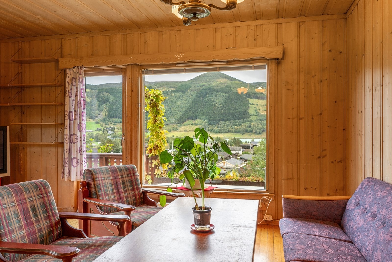 Fra stua er det fin utsikt mot områdene omkring. Galleribilde