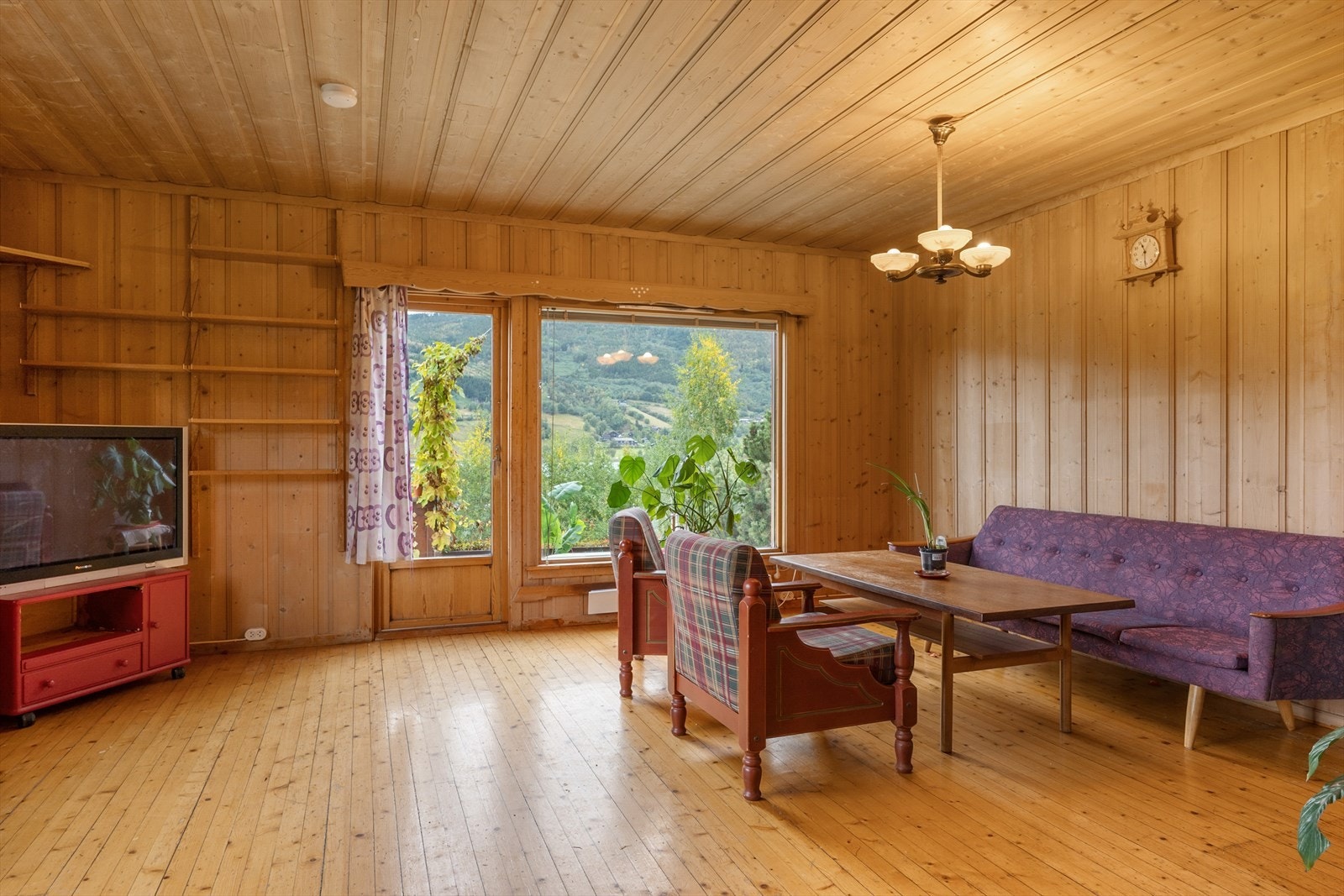 Det er god plass til sofagruppe og spisestue mm. Galleribilde