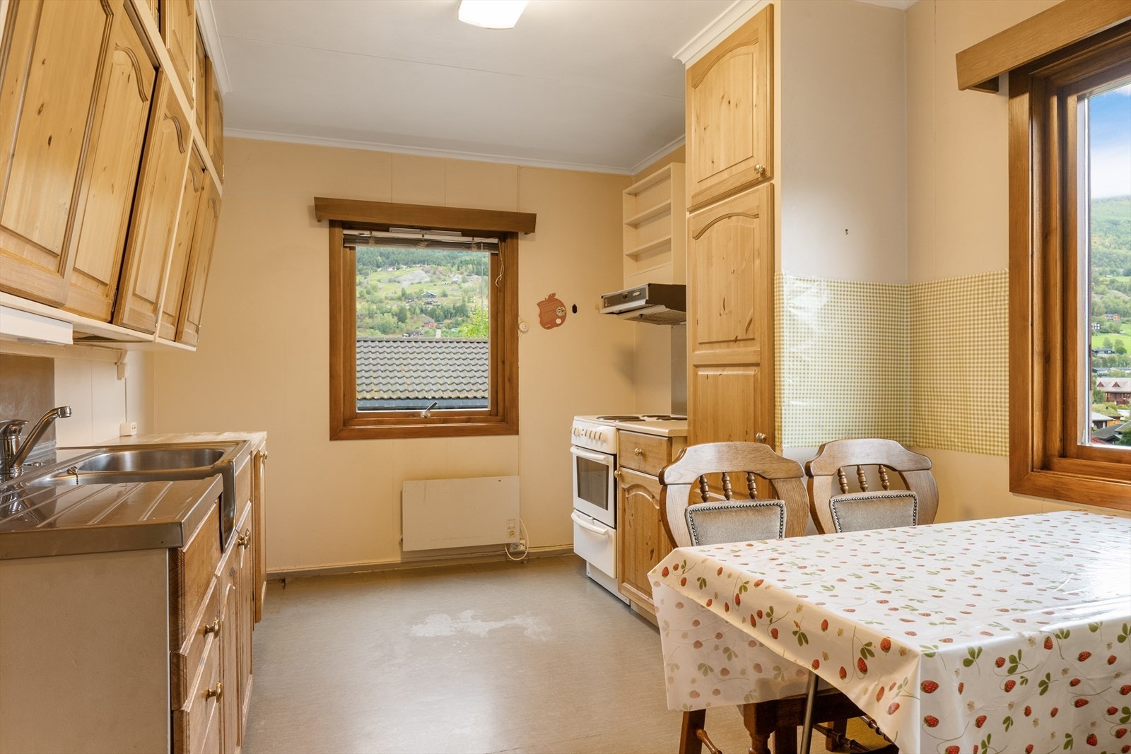 Kjøkkenet har innredning med profilerte fronter og benkeplate i laminat. Galleribilde