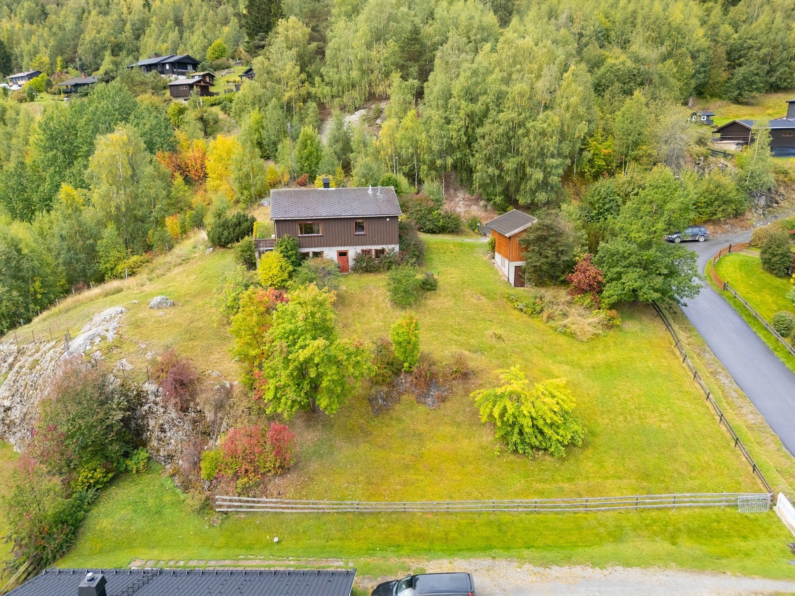 Rugsvee 6 ligger sentralt til på en romslig tomt nær Vågåmo. Galleribilde