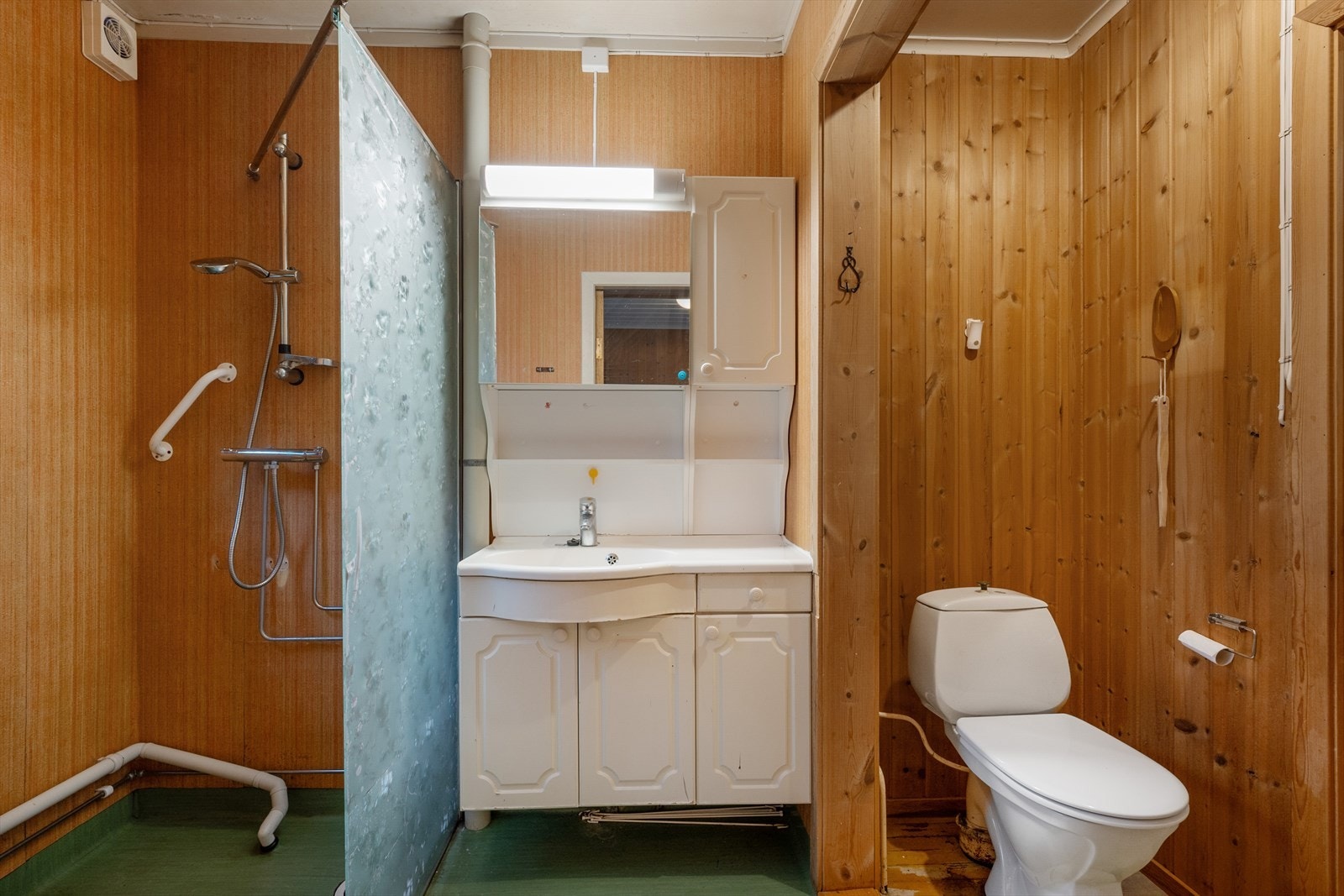 Badet har enkel standard og innredning. Renovering må påregnes. Galleribilde