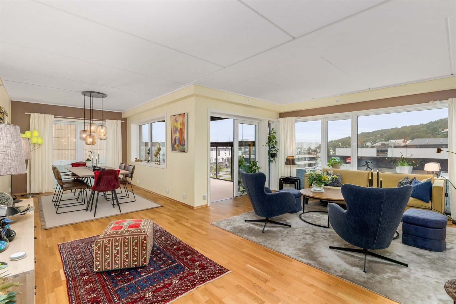 Romslig stue. Parkett på gulvene Galleribilde