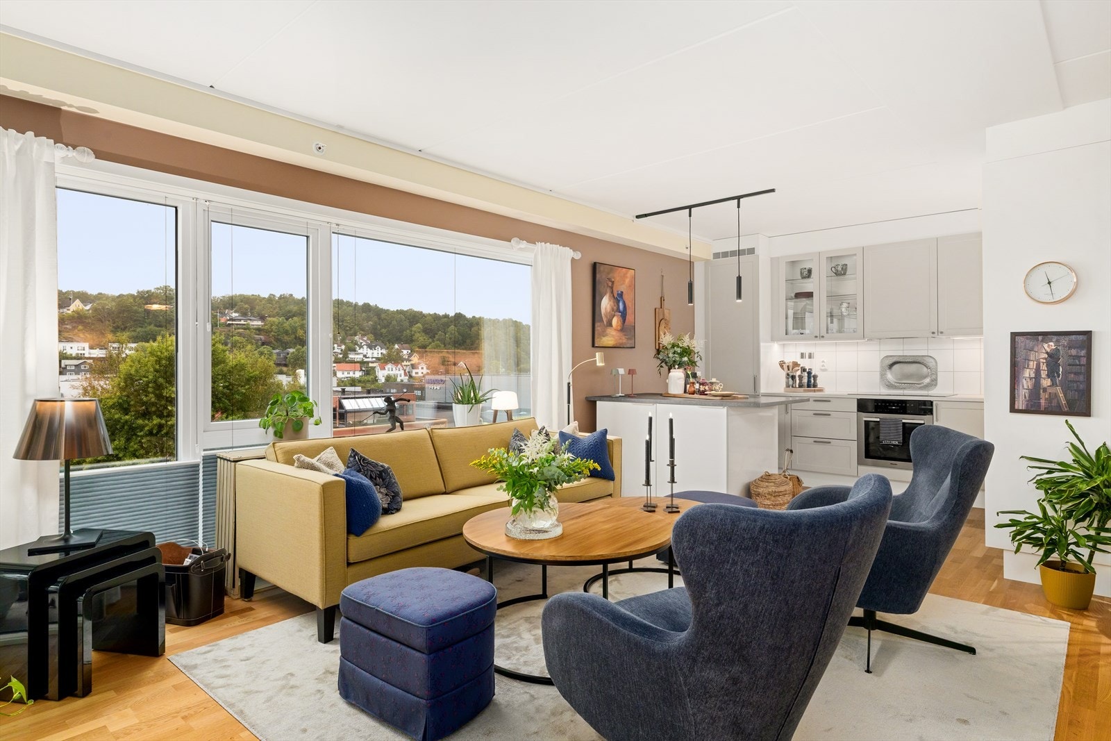 Leiligheten har vinduer i pvc med 3-lags glass og de fleste vinduer med innvendig solskjerming. Galleribilde