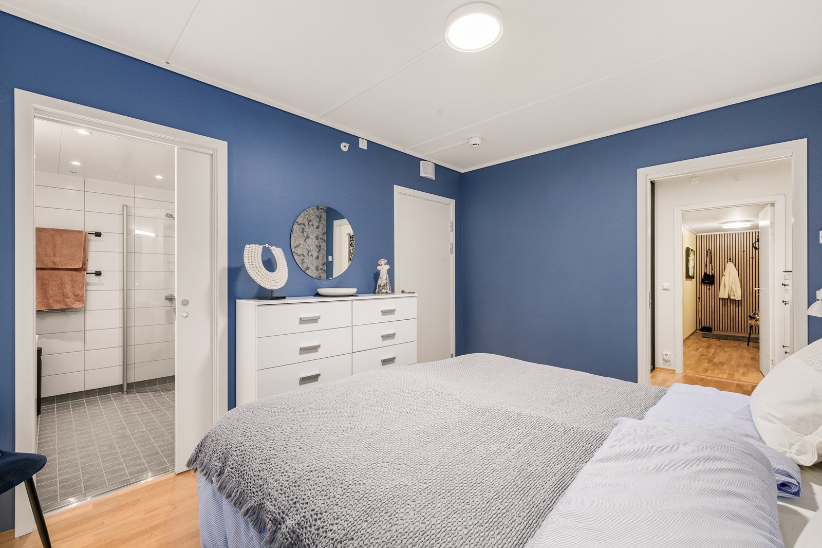 Direkte adkomst til det ene badet. Teknisk rom/bod bak den andre døren Galleribilde