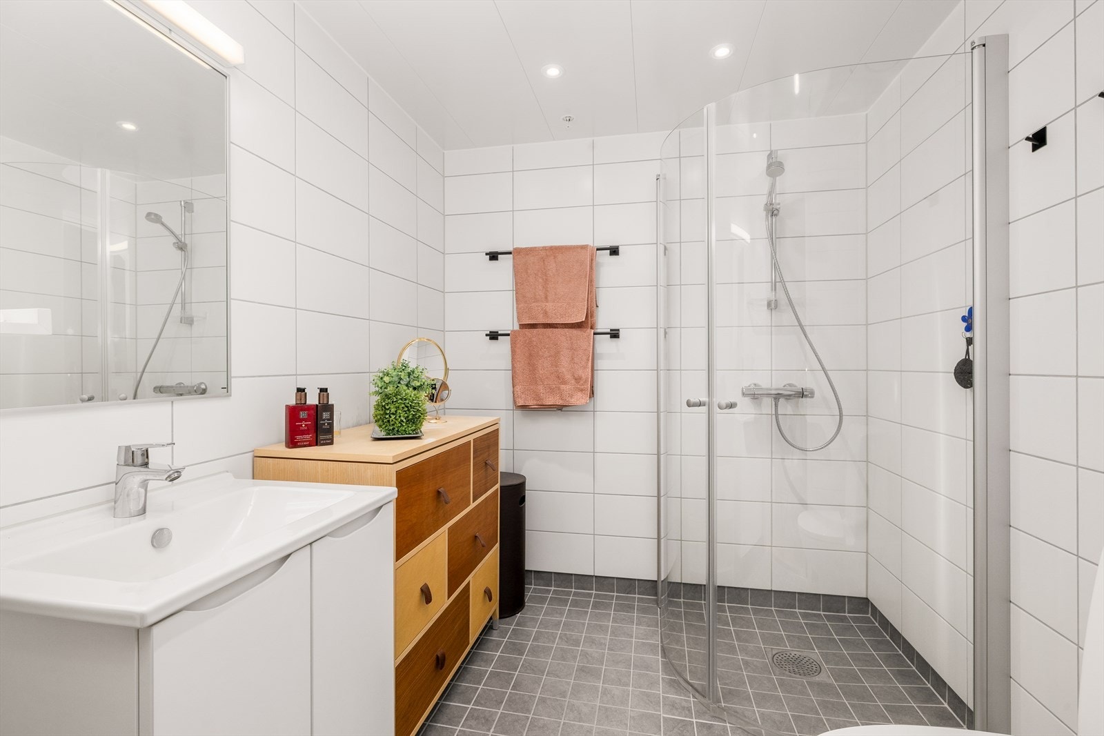 Innredet med dusjhjørne m/glassvegger, servantskap, speil, klosett og hylle Galleribilde