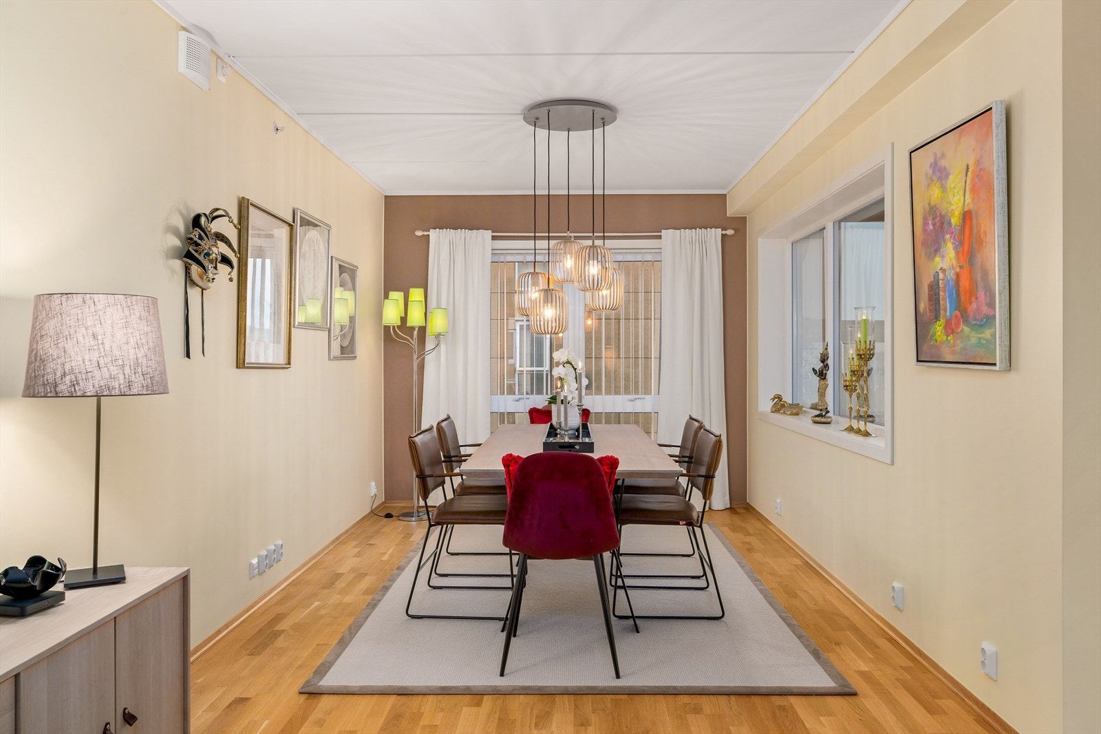 I spisestuedelen kan det dekkes til mange personer Galleribilde