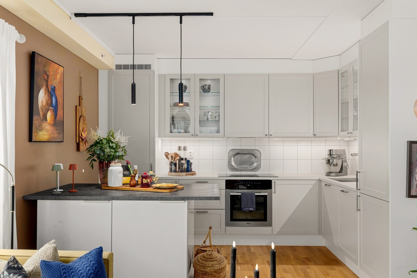 Kjøkkenet har benk/øy ut mot stue m/skapplass Galleribilde