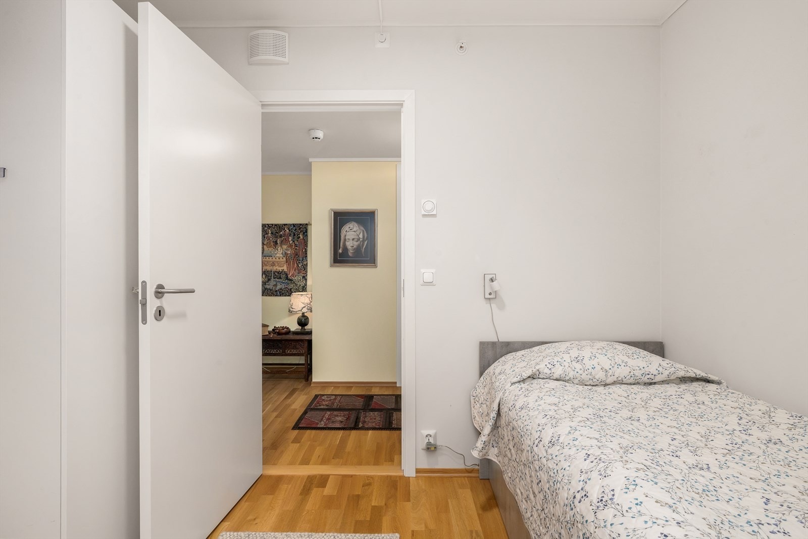 Rommet har garderobeskap Galleribilde