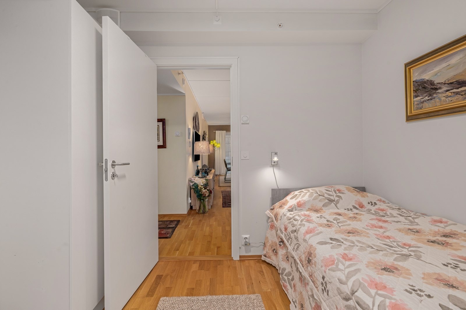 Rommet har garderobeskap Galleribilde