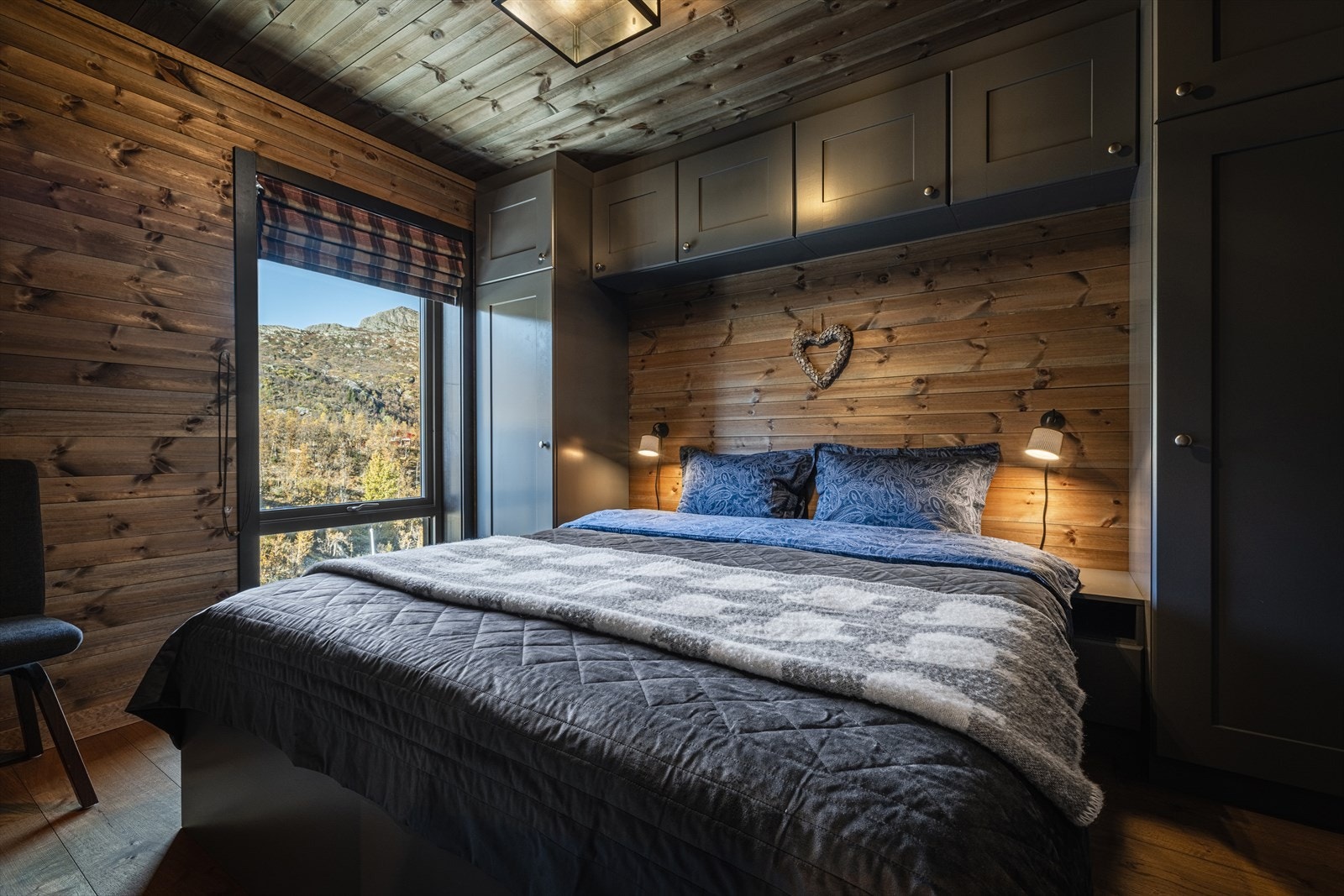 Master soverom med plassbygget garderobe Galleribilde