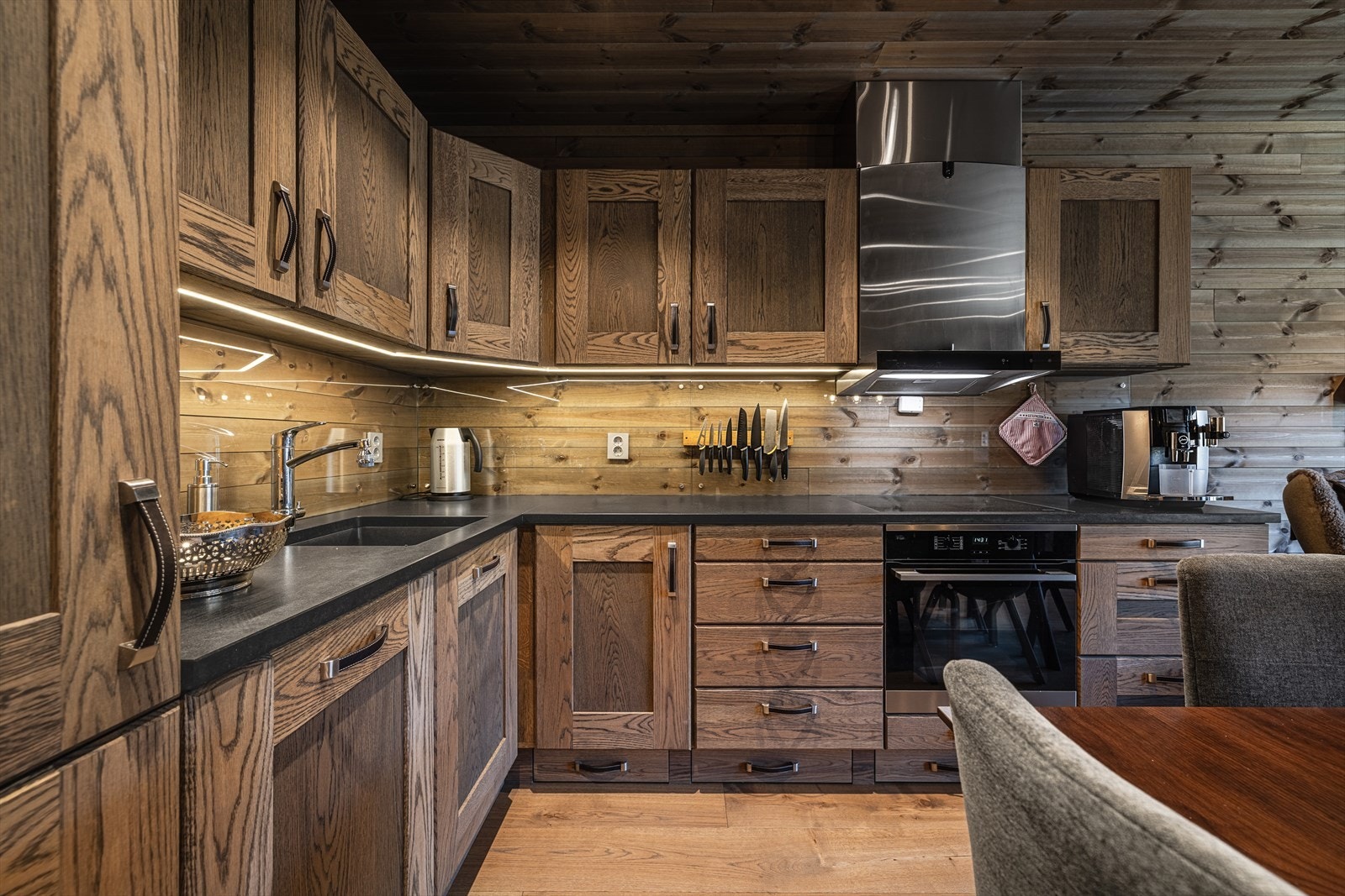 Kjøkken i heltre eik, snekkerbygget av Hemsedal møbler og med stenplate. Integrerte hvitevarer Galleribilde