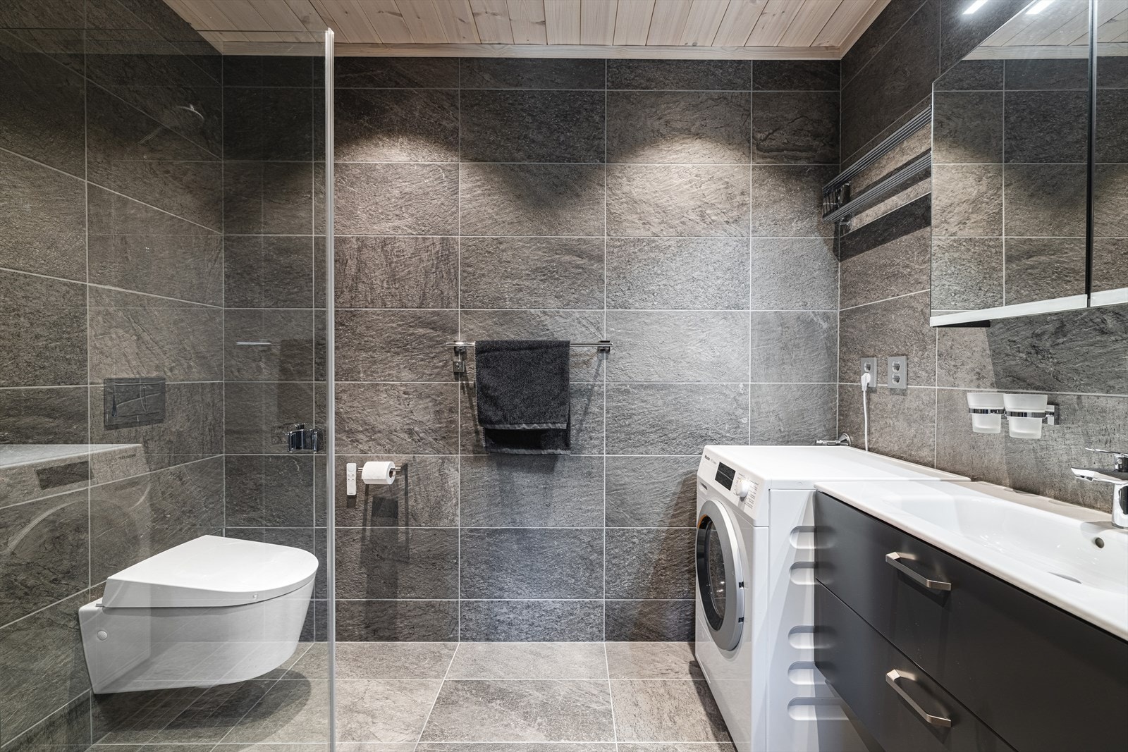 Bad med Geberit spyletoalett tilknyttet master soverom Galleribilde