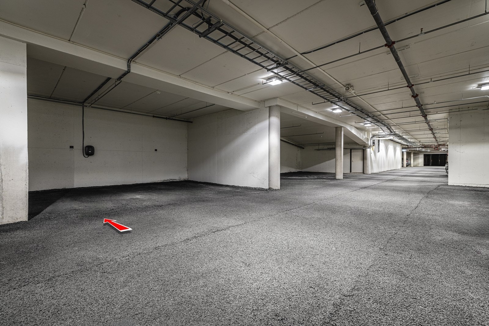 Romslig parkeringsplass med elbil lader Galleribilde