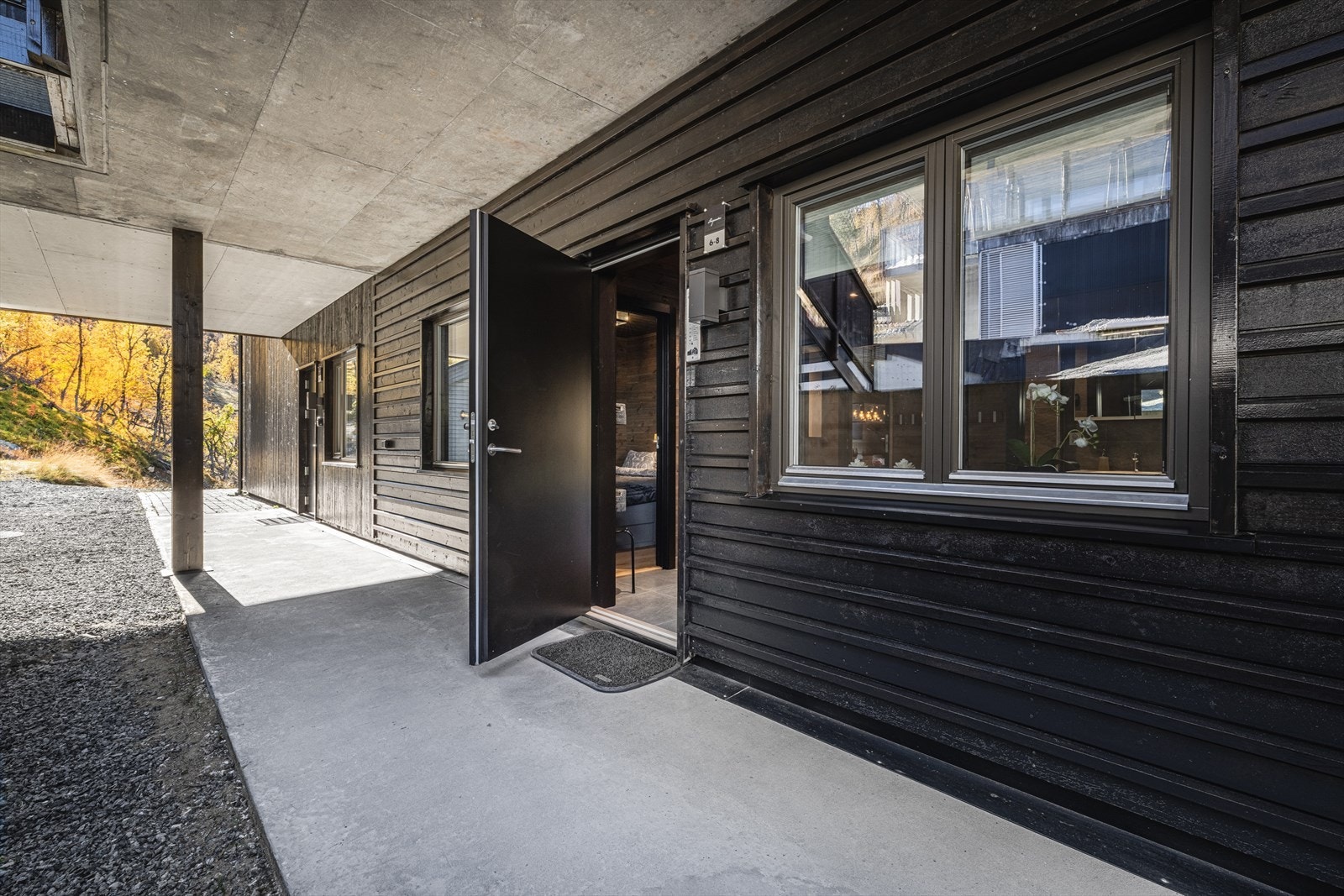 Inngang fra svalgang med overbygg. Hit kan du også stå på ski om vinteren Galleribilde