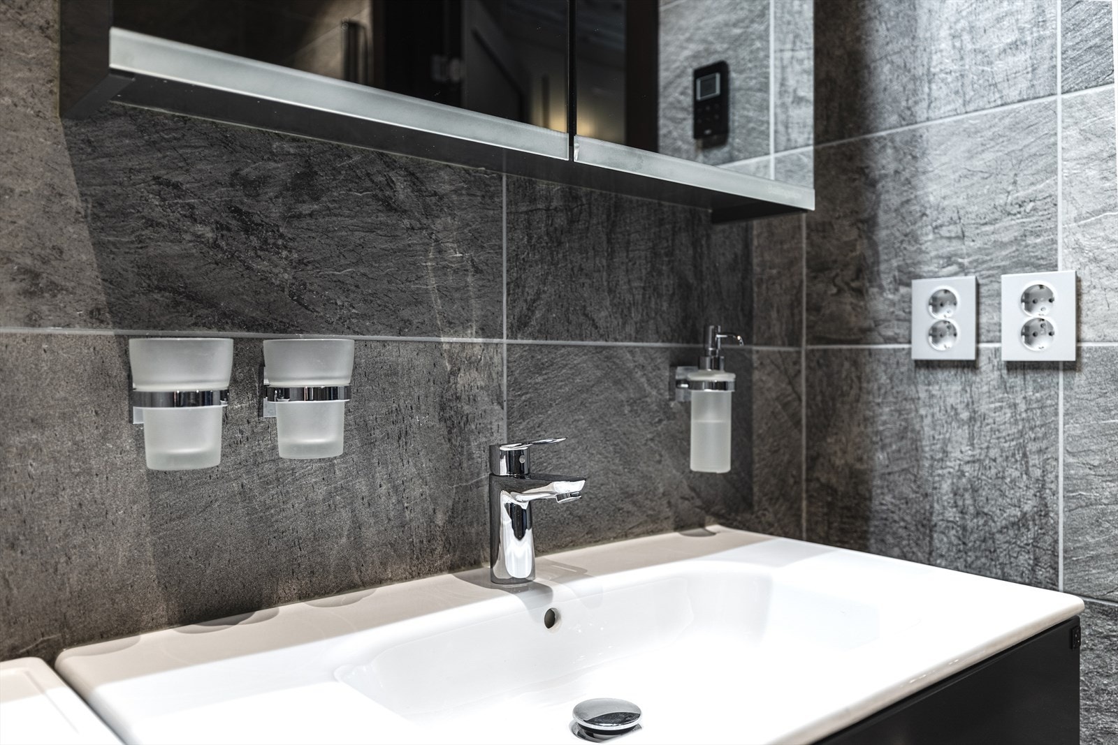 Veggmonterte koppholder og såpedispenser. Galleribilde