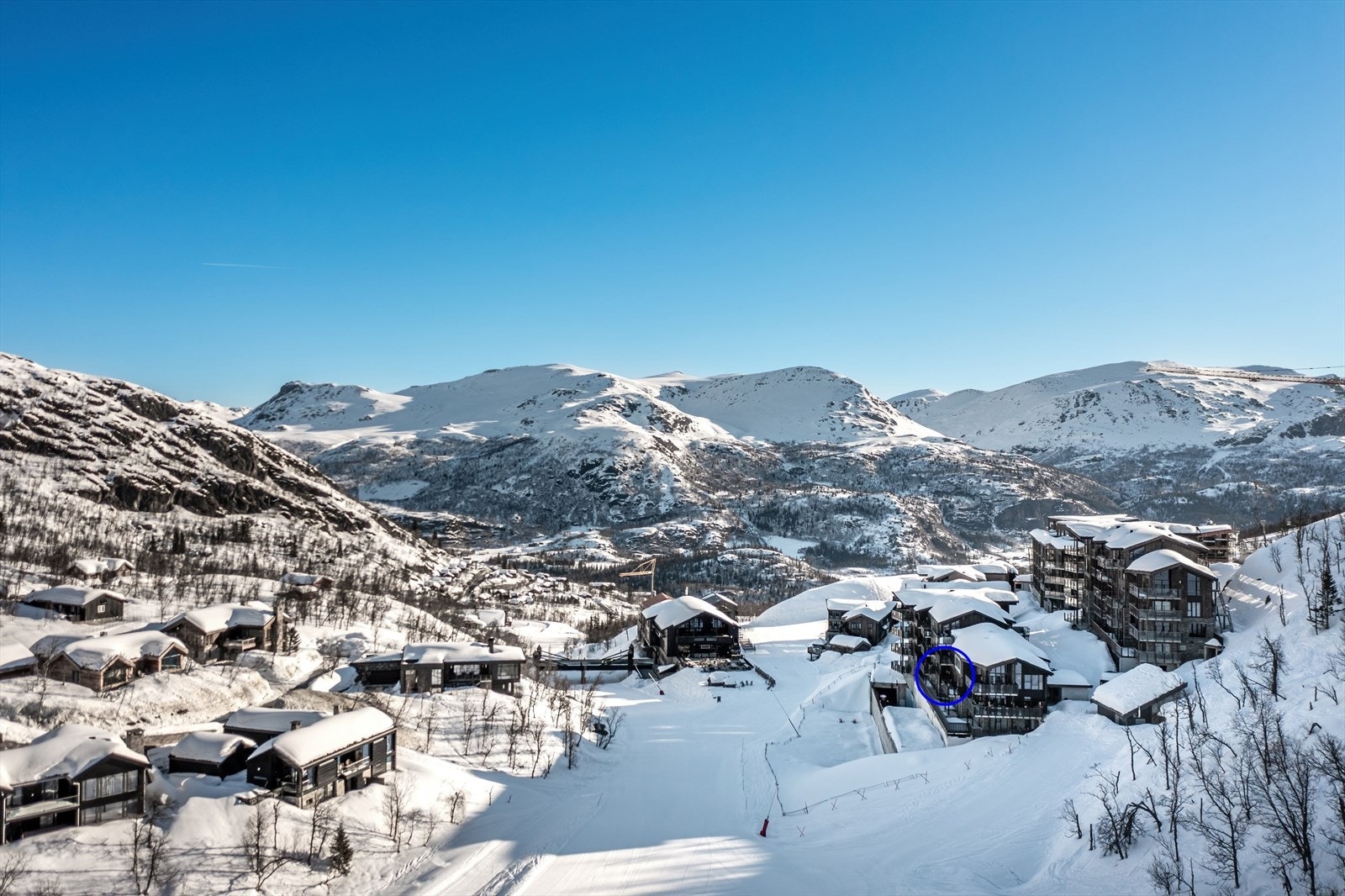 Leiligheten ligger i bygget lengst mot Vest med svært bra ski inn/ut og gode solforhold Galleribilde