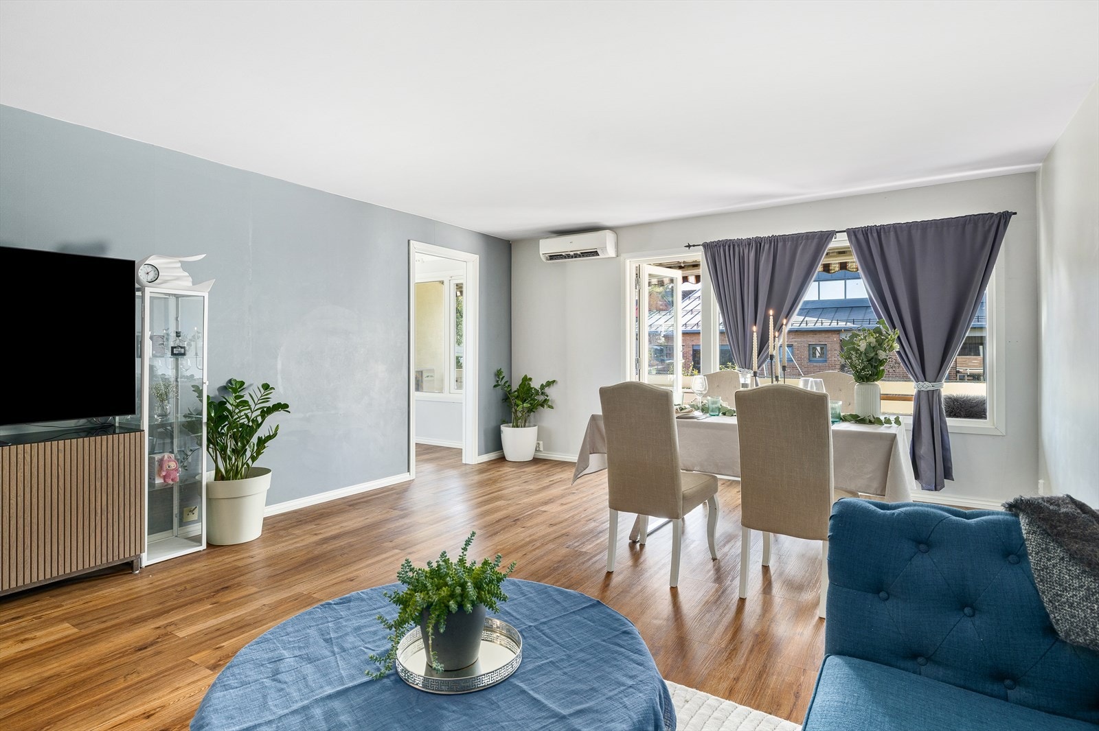 Stuen oppleves som både luftig og innbydende, med store vindusflater som slipper inn rikelig med dagslys. Her er det god plass til både sofakrok og spisegruppe, og varmepumpen sørger for jevn og behagelig temperatur året rundt. Galleribilde