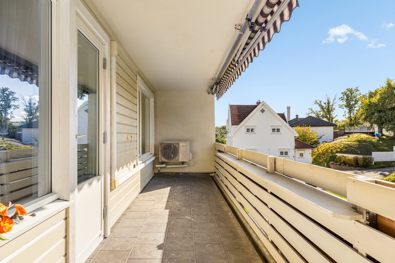 Med markise kan du enkelt skjerme for solen på varme dager - perfekt for både avslapning og hyggelige måltider ute. Her får du et funksjonelt uterom med mange bruksområder. Galleribilde