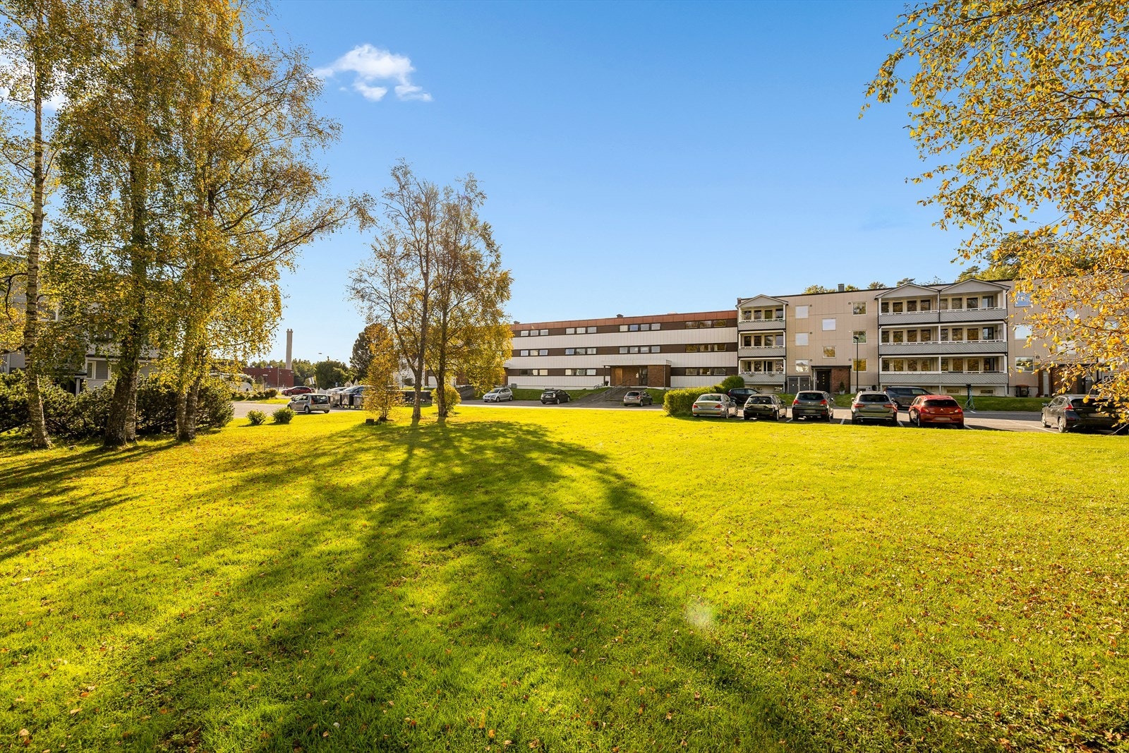 Området rundt boligen er pent opparbeidet med grønne plener, beplantning og gangstier som gir en rolig og trivelig atmosfære. Her kan du nyte fine uteområder, lekeplasser og gode møteplasser for både store og små. Galleribilde