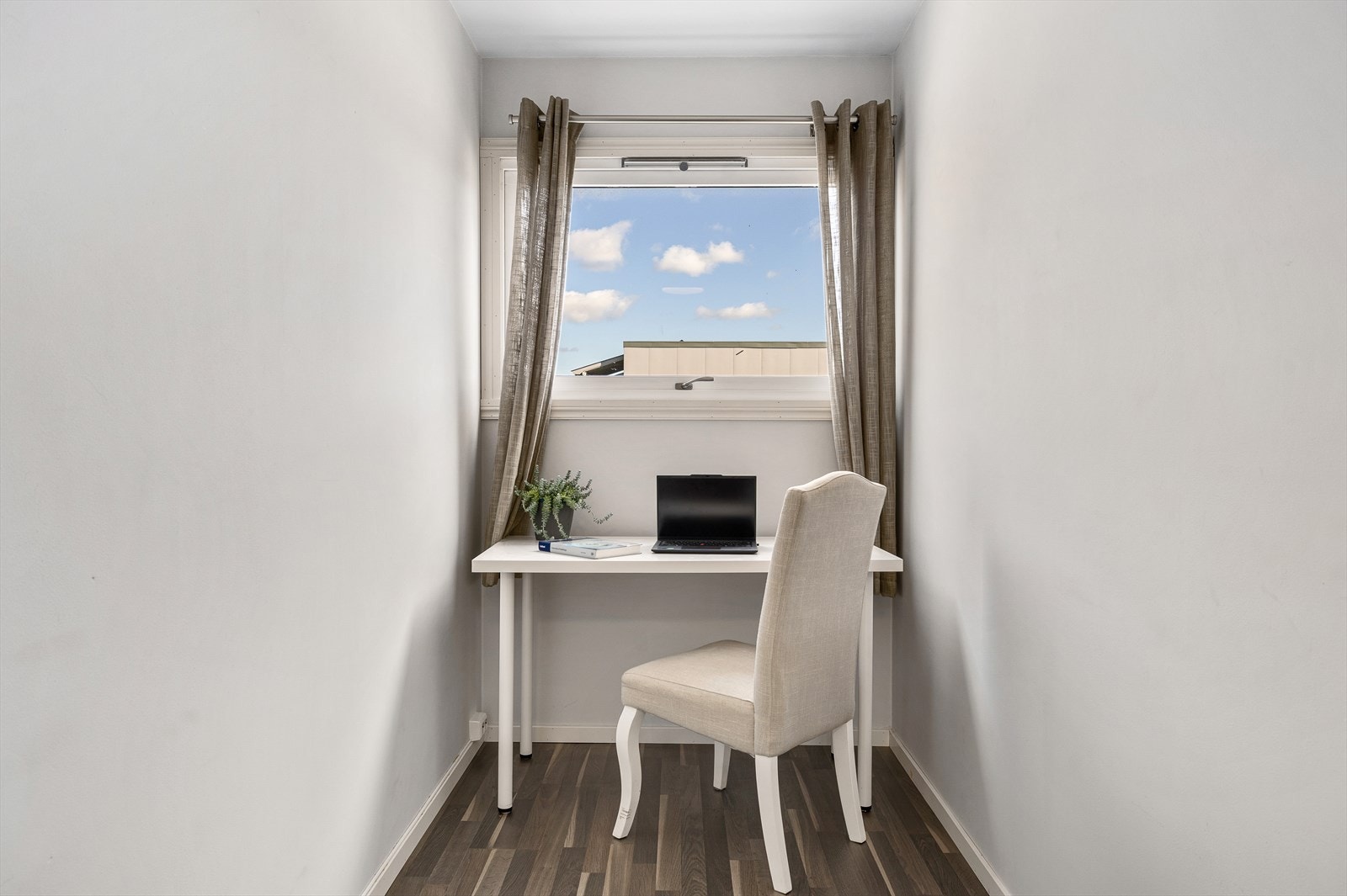 Den innvendige boden er overflatebehandlet og fremstår som et praktisk og anvendelig rom. I dag benyttes den som kontor, noe som viser hvor fleksibel boligen er. Her har du mulighet til å skape et hjemmekontor, hobbyrom eller ekstra oppbevaringsplass. Galleribilde