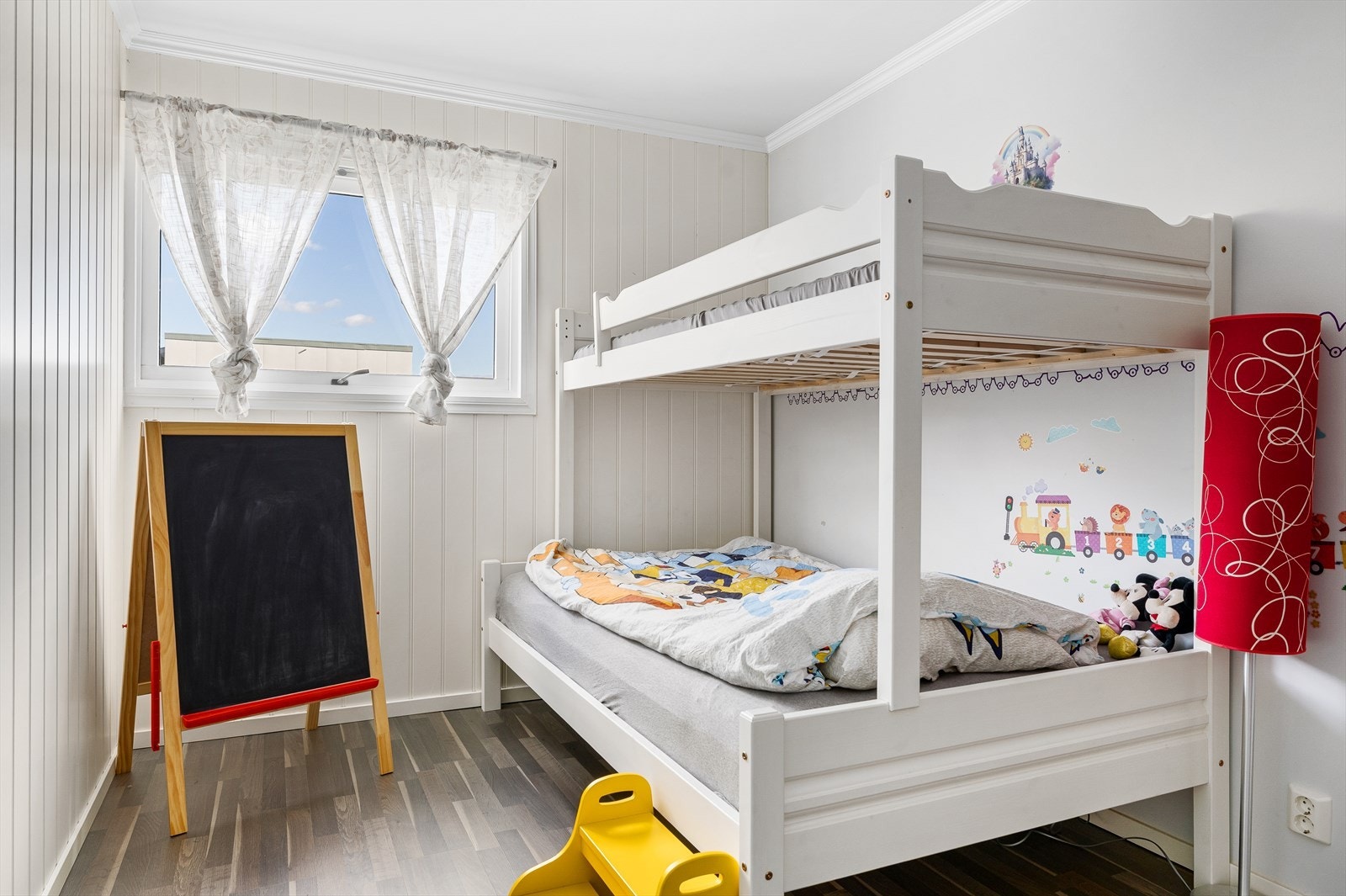 Soverom nr. 2 fremstår lyst og innbydende, med pene overflater og god plass til seng, skrivebord eller garderobeløsning. Rommet egner seg godt som barnerom, gjesterom eller hjemmekontor - alt etter behov. Galleribilde