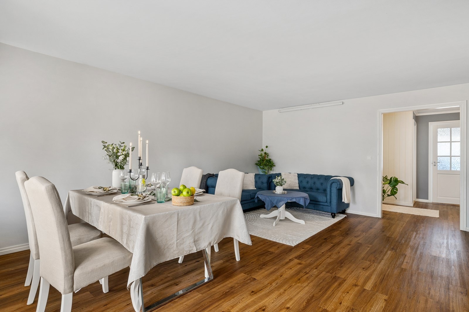 Leiligheten har gjennomgående lyse og delikate overflater som skaper en tidløs og innbydende atmosfære. Den gode romfølelsen gir deg mulighet til å innrede med ulike møbleringssoner - enten du ønsker en koselig sofakrok eller en sosial spiseplass. Galleribilde