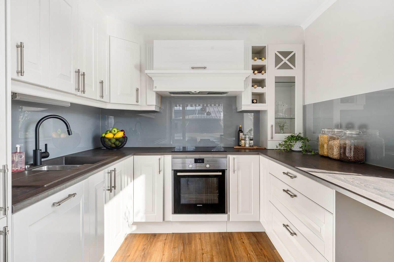 Kjøkkenet fremstår lekkert og oppgradert, med innredning av nyere dato som kombinerer funksjonalitet og design på en flott måte. Her får du godt med skap- og benkeplass, integrerte løsninger og en stilren finish som passer perfekt inn i boligens helhet. Galleribilde