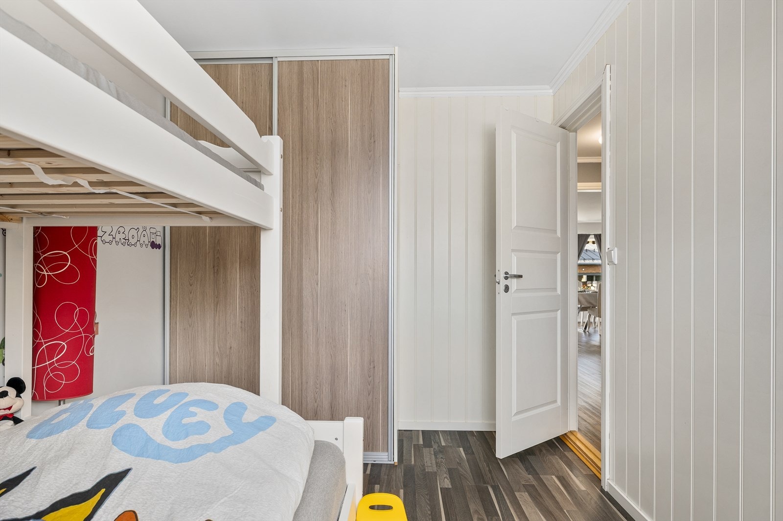 Garderobeskapet gir god oppbevaringsplass og bidrar til et ryddig og funksjonelt rom. Galleribilde