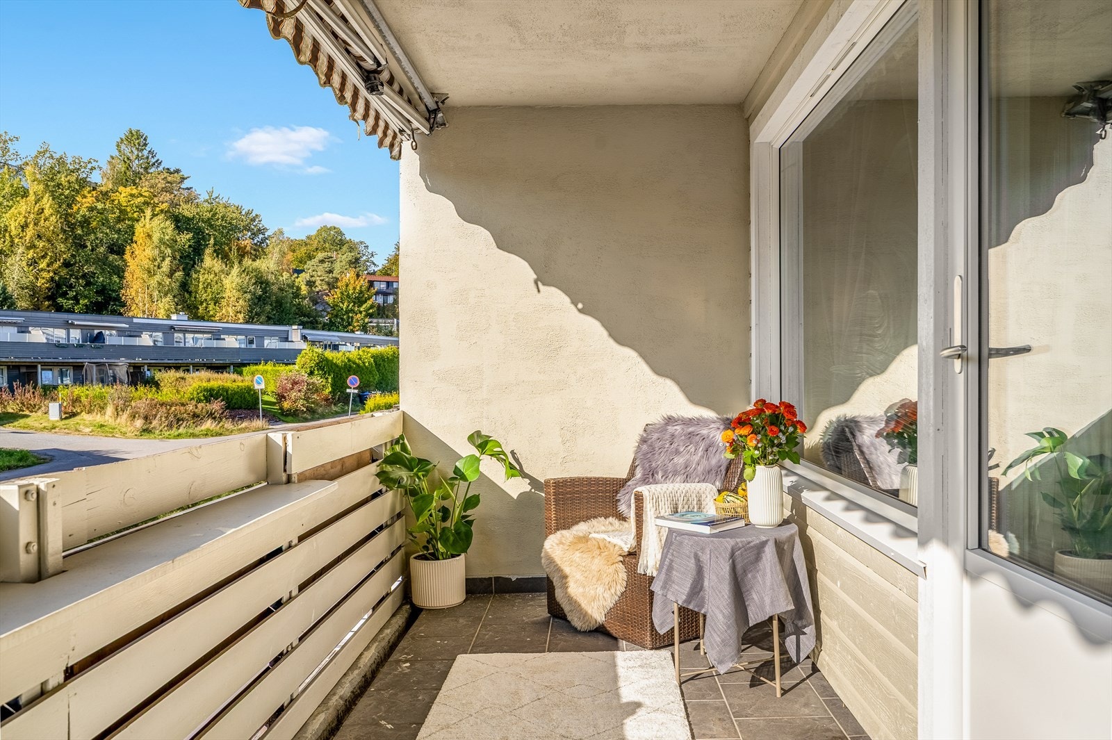 Fra stuen har du utgang til en vestvendt balkong som gir gode solforhold på ettermiddagen og kvelden. Balkongen er praktisk overbygget, noe som gir ly for vær og vind og forlenger utesesongen. Galleribilde