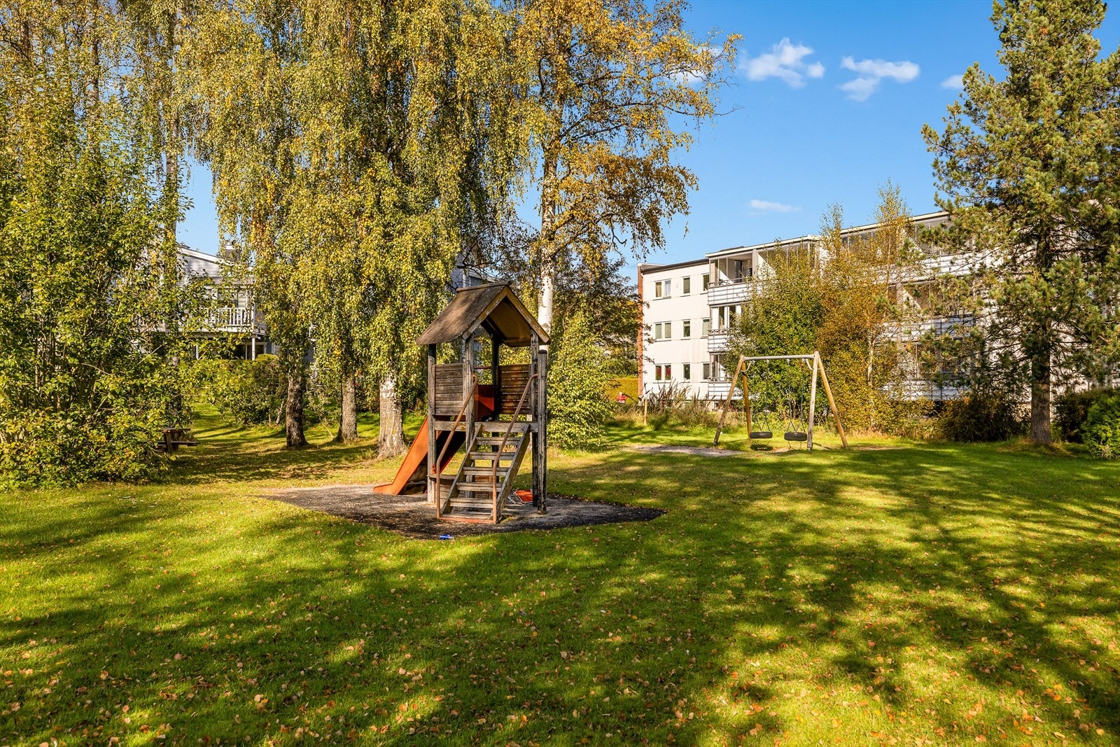 Boligen ligger i et barnevennlig og sentralt område, med lekeplass rett utenfor døren - perfekt for familier med små barn. Galleribilde