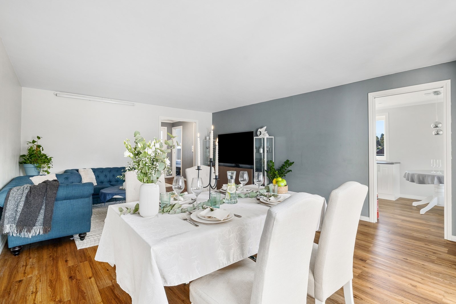 Stuen har god plass til langbord og festlige anledninger, enten det er bursdagsfeiring, middagsselskap eller en hyggelig kveld med venner. Den åpne og lyse atmosfæren gir perfekte rammer for sammenkomster. Galleribilde