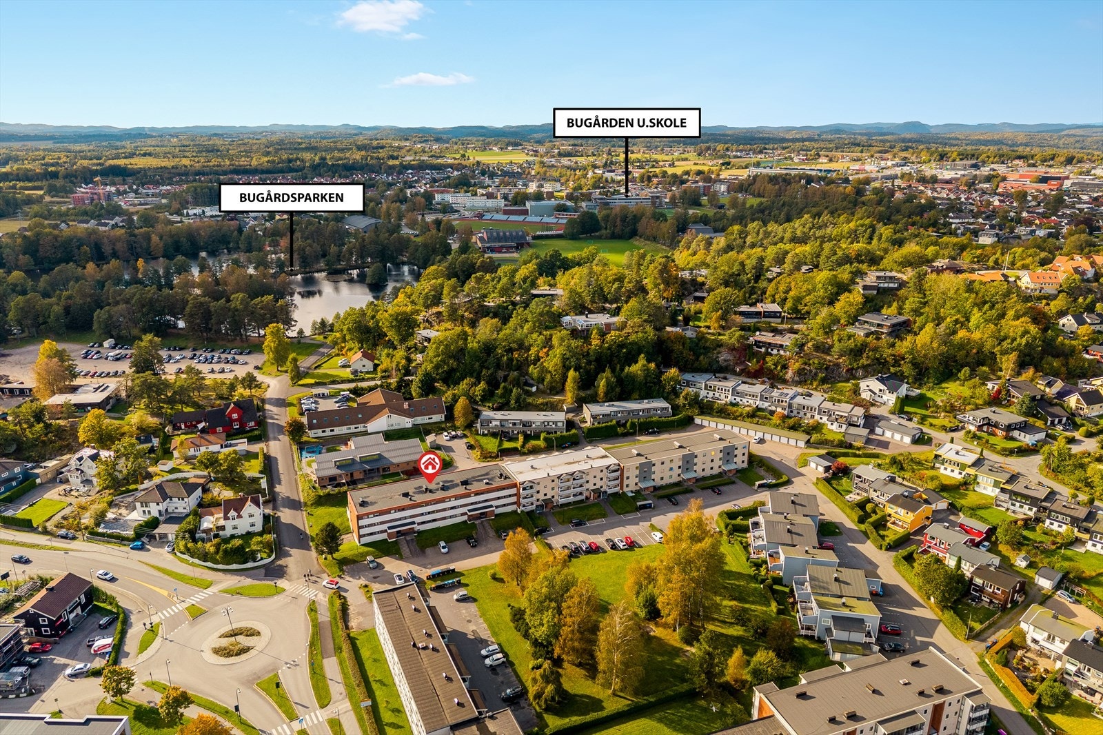 Boligen ligger i et attraktivt og grønt område, med vakre Bugårdsparken som nærmeste nabo. Her får du kort vei til turstier, vannspeil og rekreasjonsområder - perfekt for både rolige spaserturer og aktiv fritid. Galleribilde