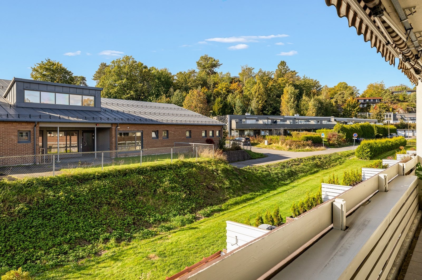 Leiligheten ligger slik til at du kan nyte privatlivet uten innsyn fra naboer, samtidig som du har et flott utsyn mot grønne omgivelser og nærområdet. Galleribilde