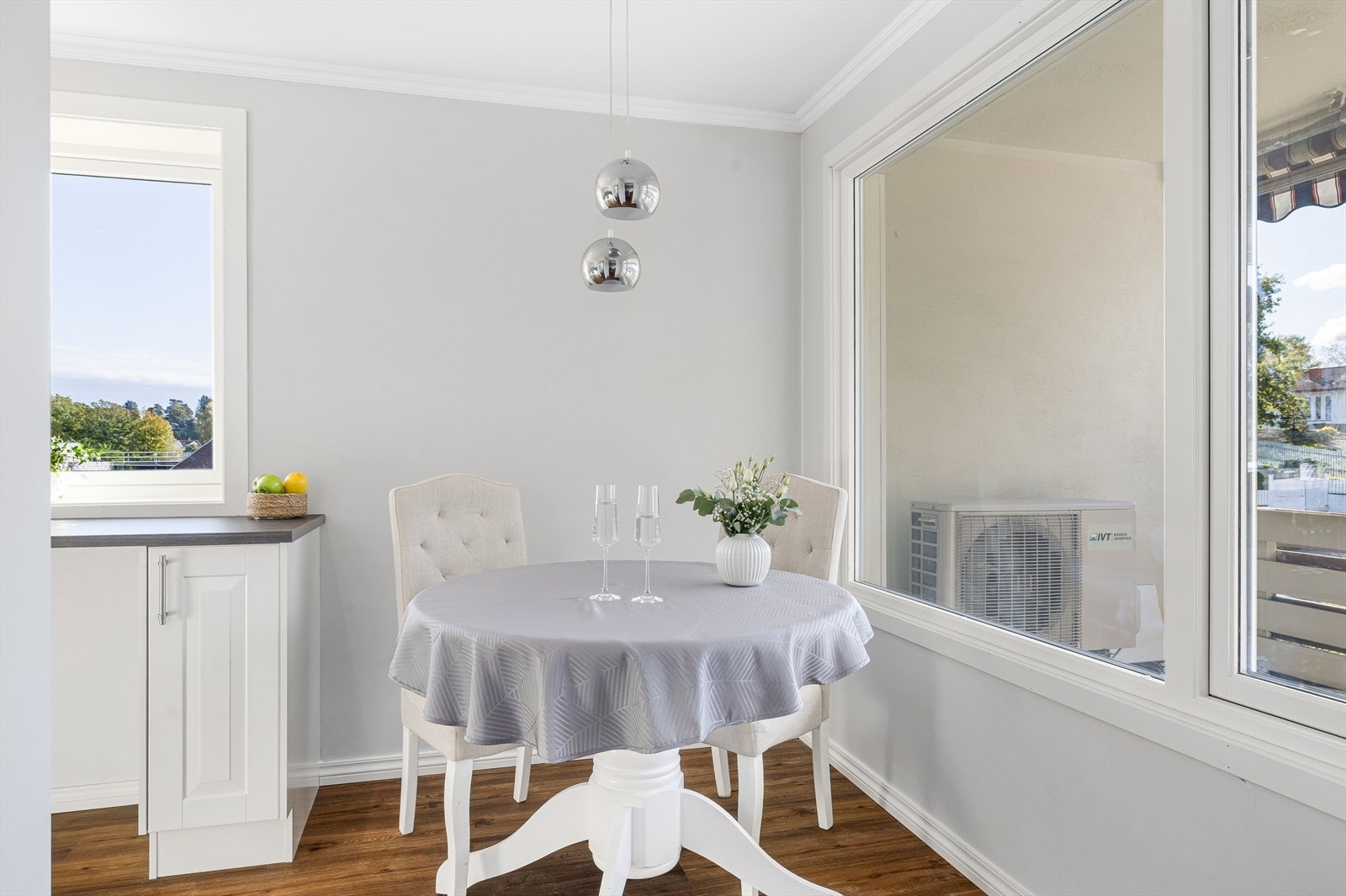 Spiseplassen ligger perfekt til med store vinduer som slipper inn naturlig lys og skaper en lys og trivelig atmosfære. Her kan du nyte morgenkaffen i sollyset eller dekke opp til middag med familie og venner i en lun og innbydende sone. Galleribilde