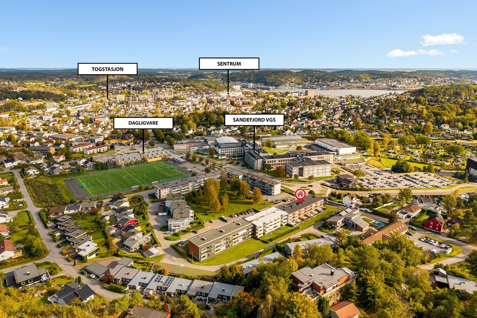 Bo sentralt med gangavstand til dagligvarebutikk, skoler og den vakre Bugårdsparken - et grønt og fredelig pusterom perfekt for spaserturer, trening eller avslapning. Galleribilde