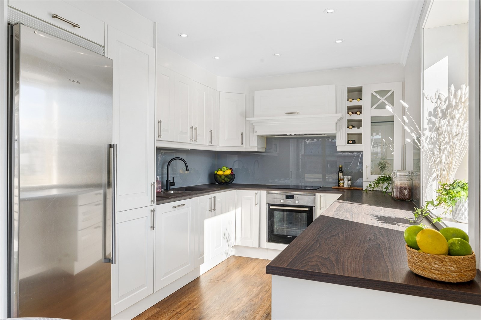 Her får du rikelig med skapplass til oppbevaring og god benkeplass som gjør matlagingen effektiv og hyggelig. Downlights i himlingen gir et behagelig og jevnt lys, og understreker den stilrene atmosfæren i rommet. Galleribilde