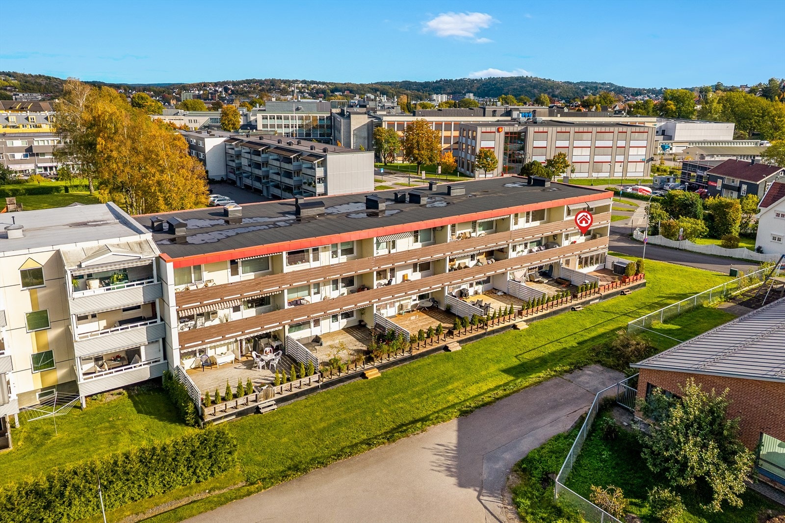 Oversiktsbilde av Stadionveien 3 A - sentral beliggenhet med Sandefjord videregående skole i bakgrunnen. Den sentrale plasseringen gir enkel tilgang til byens fasiliteter, samtidig som du bor i rolige og grønne omgivelser. Galleribilde