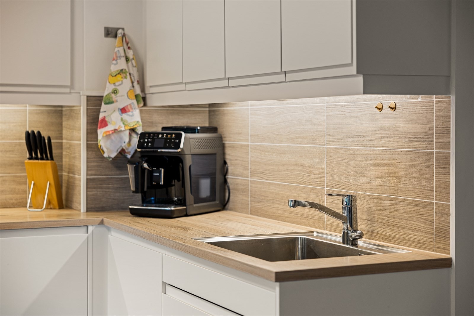 Vannfast plate på vegg. Oppvaskmaskinen er fra 2025 Galleribilde