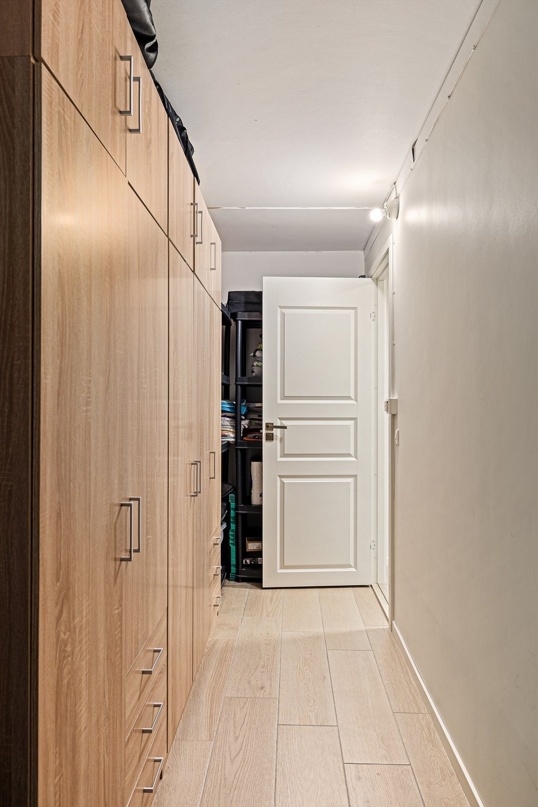 Stor og praktisk lagringsplass i u.etg. ( romslig garderobe og stor/praktisk bod) Galleribilde