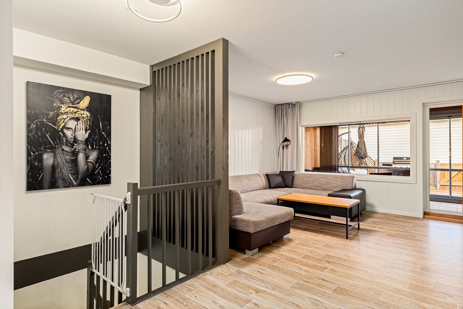 Pene overflater som er pusset opp den senere år og nyere belegg i denne etasjen. Galleribilde