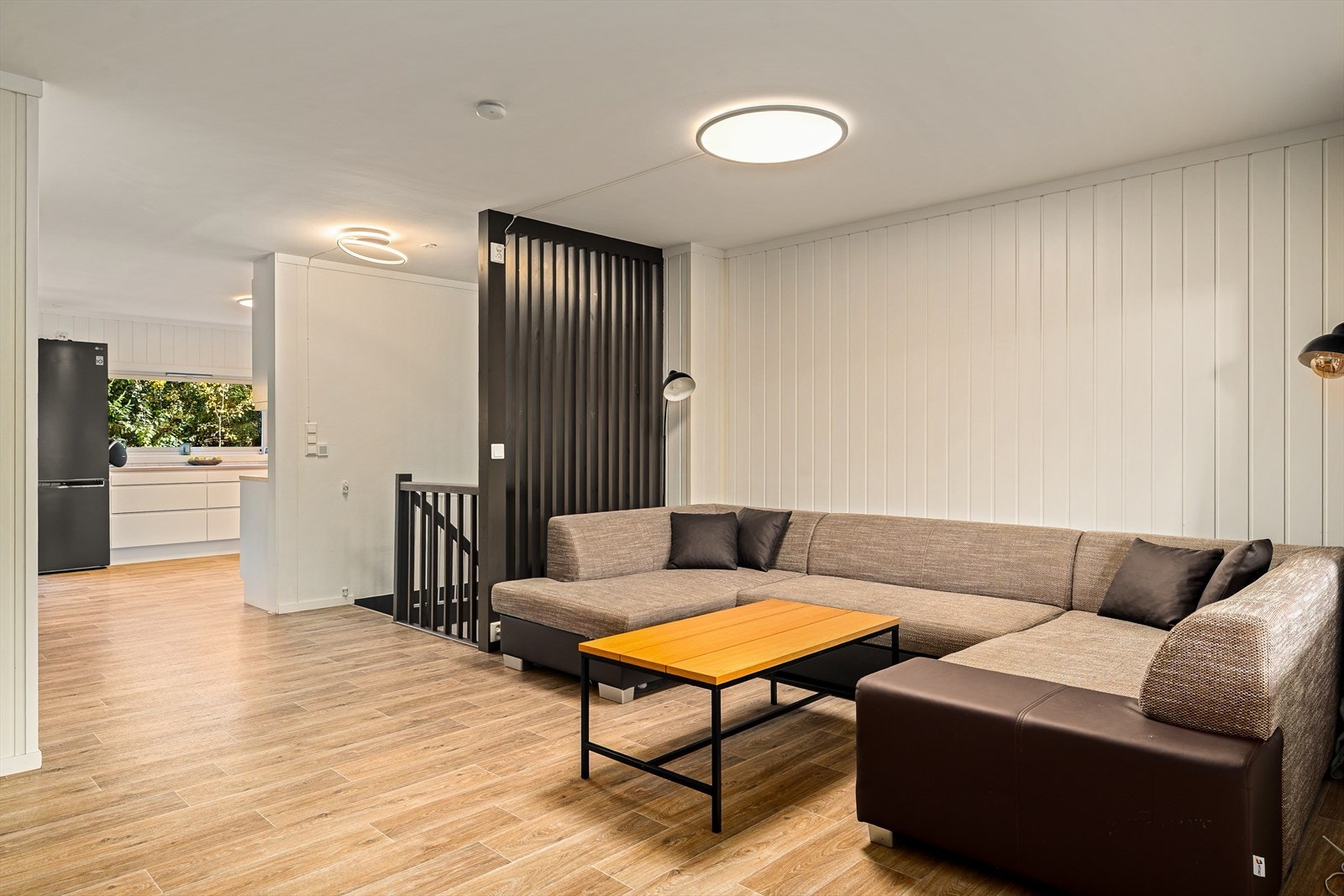 Godt med veggplass i stua Galleribilde