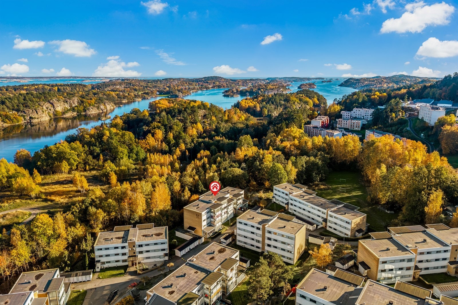 Området er fritt for gjennomgangstrafikk og byr på et behagelig og trygt bomiljø, ideelt for barnefamilier og dem som setter pris på stillhet og trygghet i hverdagen. Galleribilde